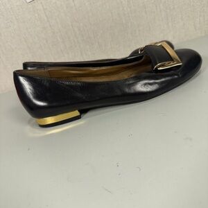 AEROSOLES Womens Pumps Black Leather Size. 8.5 M Round Toe W/ Gold Tone Buckle